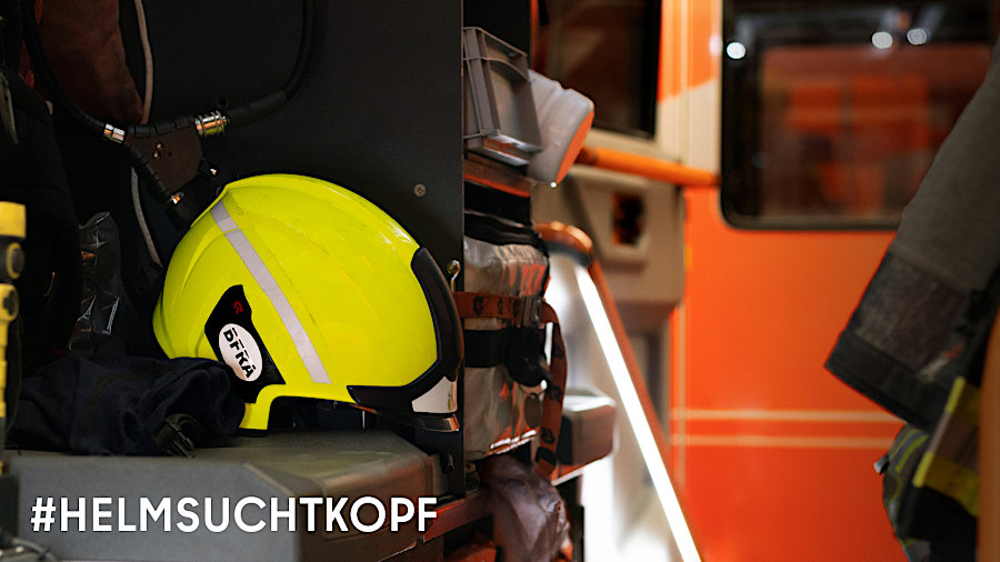 Feuerwehrhelm im Einsatzfahrzeug