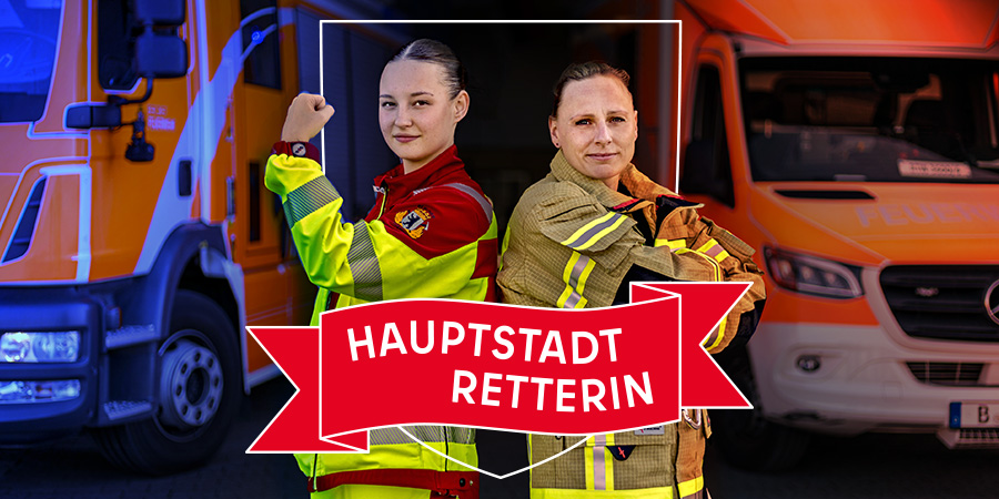 Zwei Frauen vor Einsatzfahrzeugen