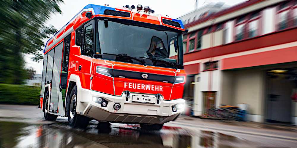 eLHF auf nasser Fahrbahn. Ansicht schräg vorn Beifahrerseite.