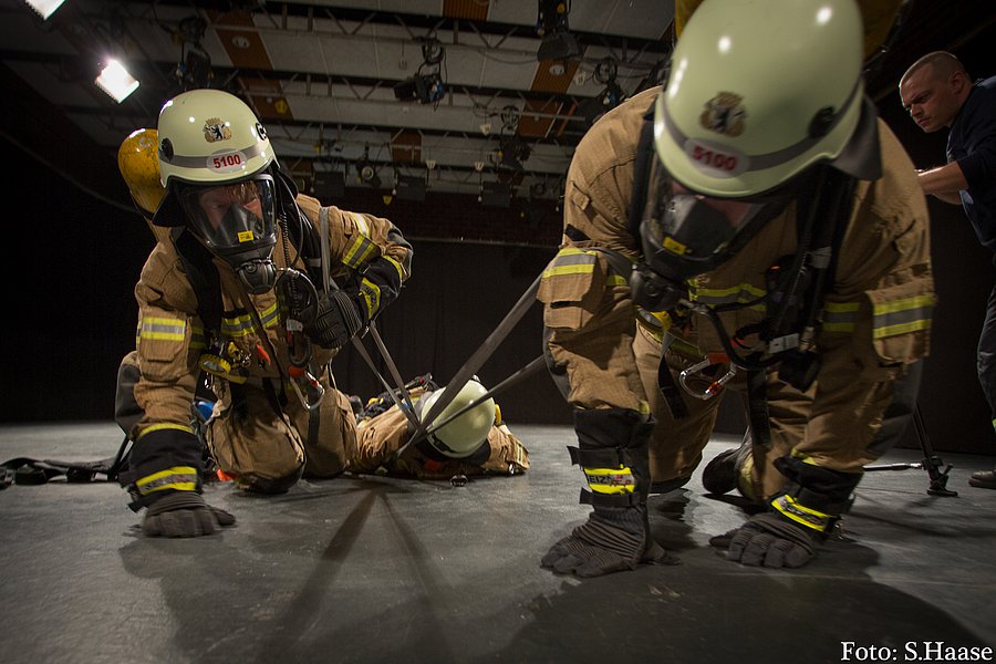 Zwei Feuerwehrleute mit Schutzausrüstung