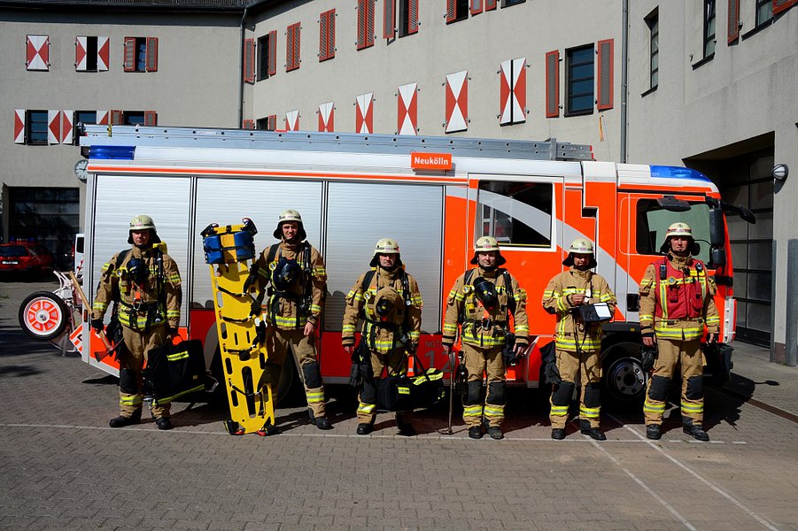 Feuerwehrleute vor Löschfahrzeug