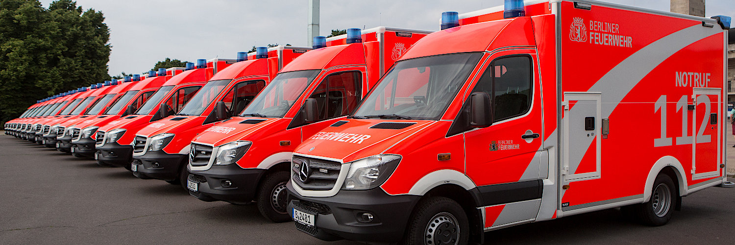 Mehrere Rettungswagen stehen nebeneinander auf einem Platz