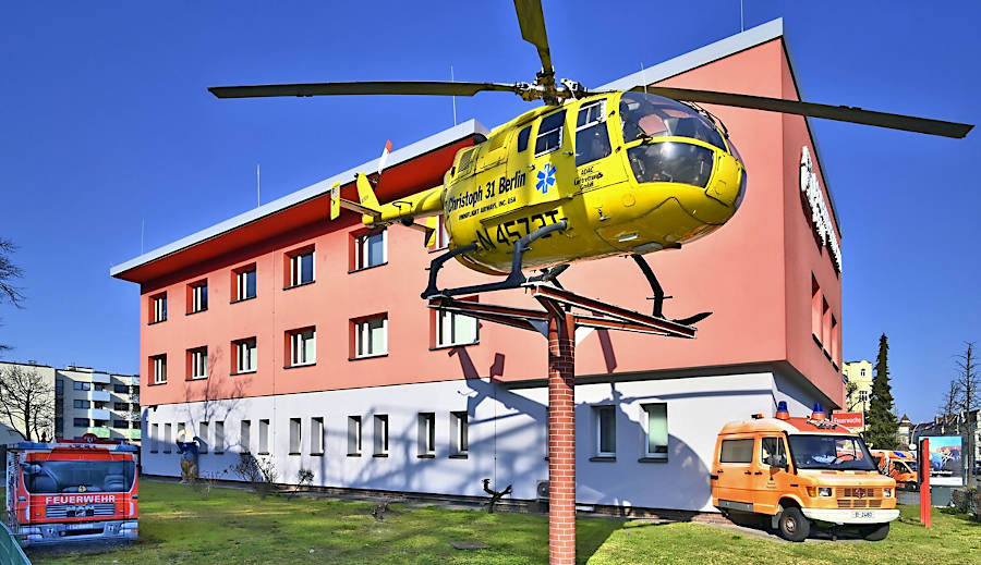 Feuerwehrmuseum Außenansicht mit Hubschrauber und Rettungswagen