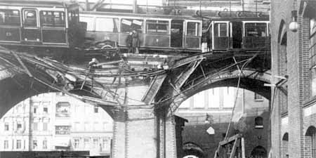 Symbolbild 1908: Hochbahnunglück am Gleisdreieck