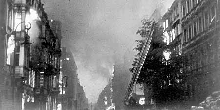 Symbolbild 1945: Feuersturm nach Luftangriff – Berlin brennt