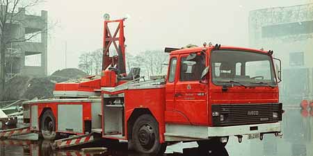 Symbolbild 1991: Wand schleudert Feuerwehrleute aus dem Drehleiterkorb