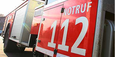 Seitenteil eines Einsatzfahrzeugs mit Aufdruck Notruf 112