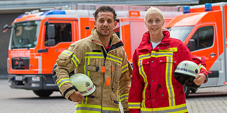 Feuerwehrmann und Rettungsdienstmitarbeiterin
