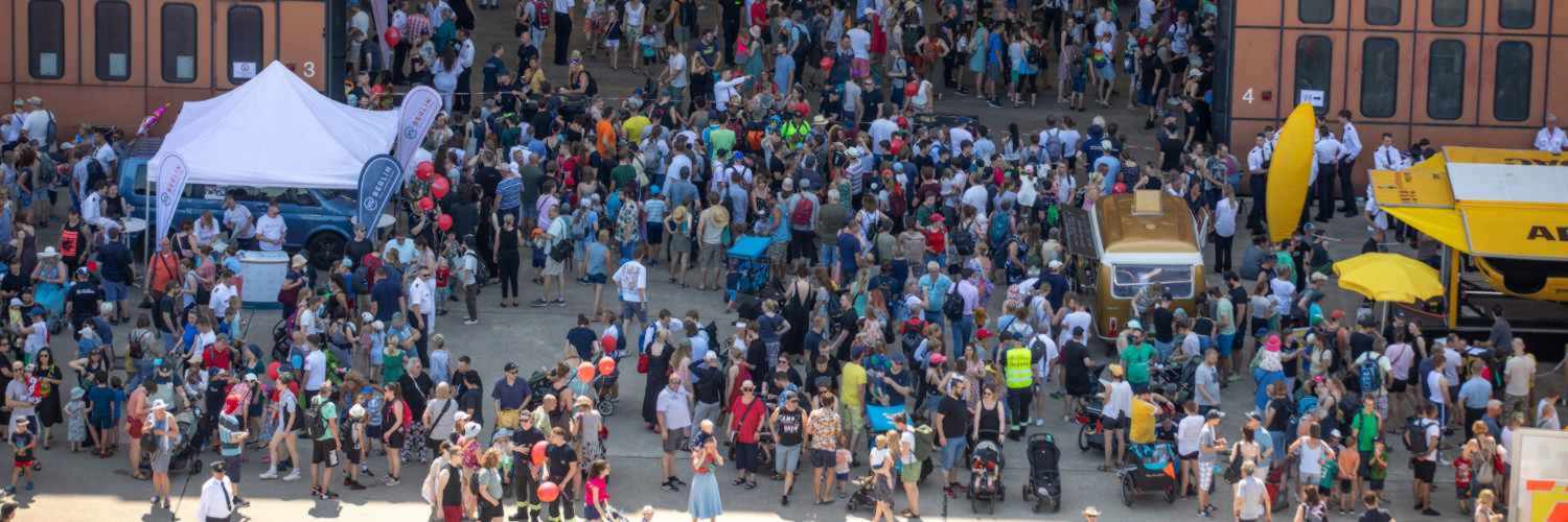 Viele Personen auf dem Außengelände einer Veranstaltung