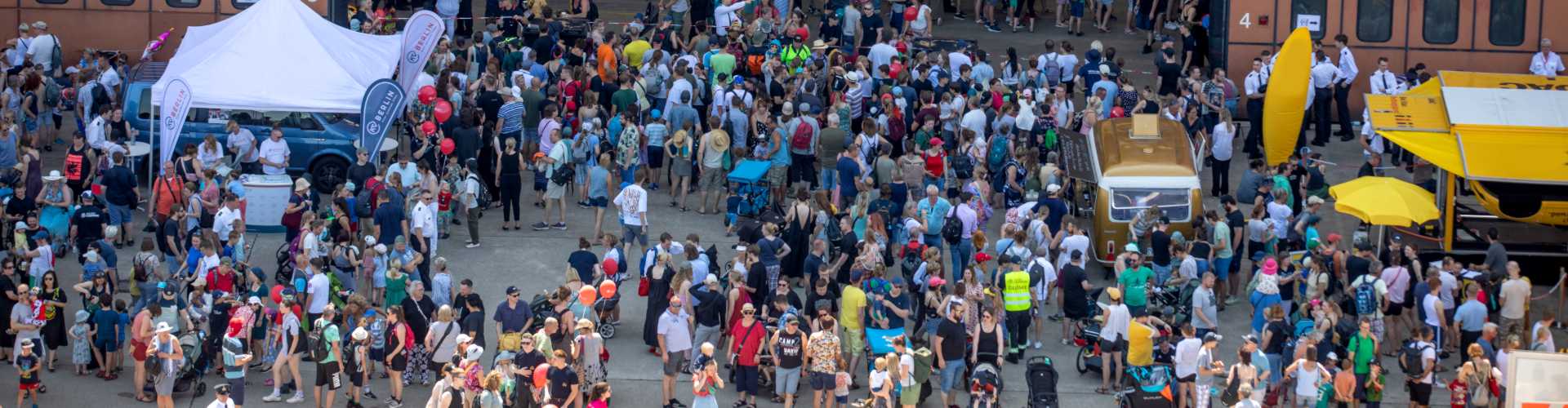Viele Personen auf dem Außengelände einer Veranstaltung