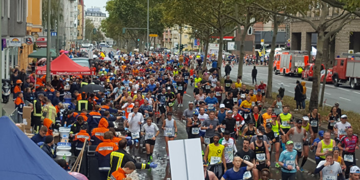 Große Gruppe Läuferinnen und Läufer beim Marathon