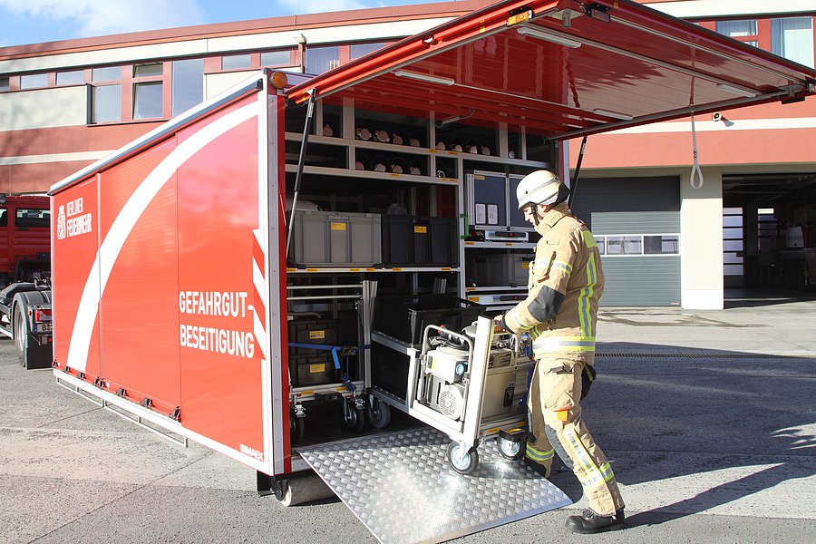 AB Gefahrgutbeseitigung, geöffnete klappe