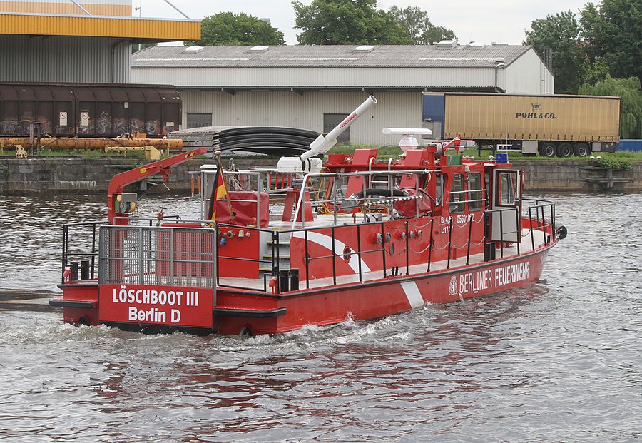 Fahrendes Löschboot