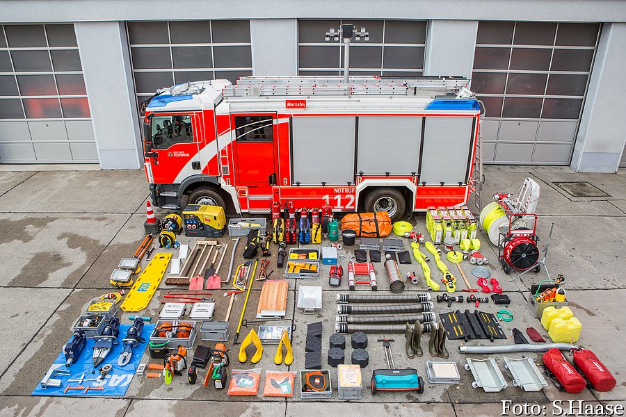 LHF 20/12 Modell 2017, Seitenansicht, entladene Ausrüstung vor dem Fahrzeug, Foto: Sebastian Haase