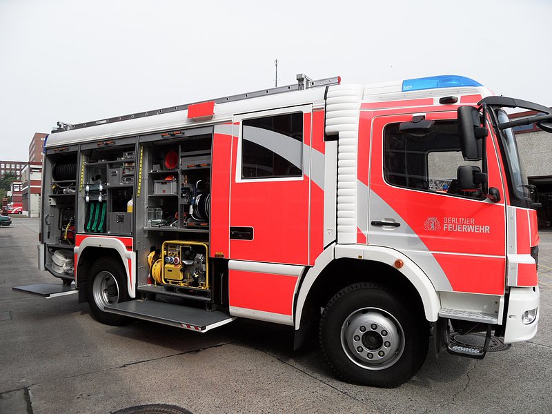 LHF 20/8 Allrad, Beifahrerseite mit geöffneten Fächern