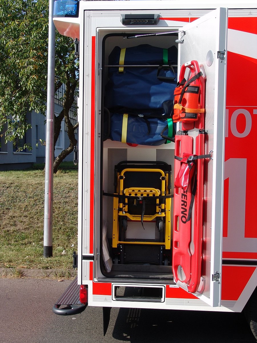 Rettungswagen Modell 2020, Seitenfach mit Tragestuhl, Schaufeltrage, Vakuummatratze