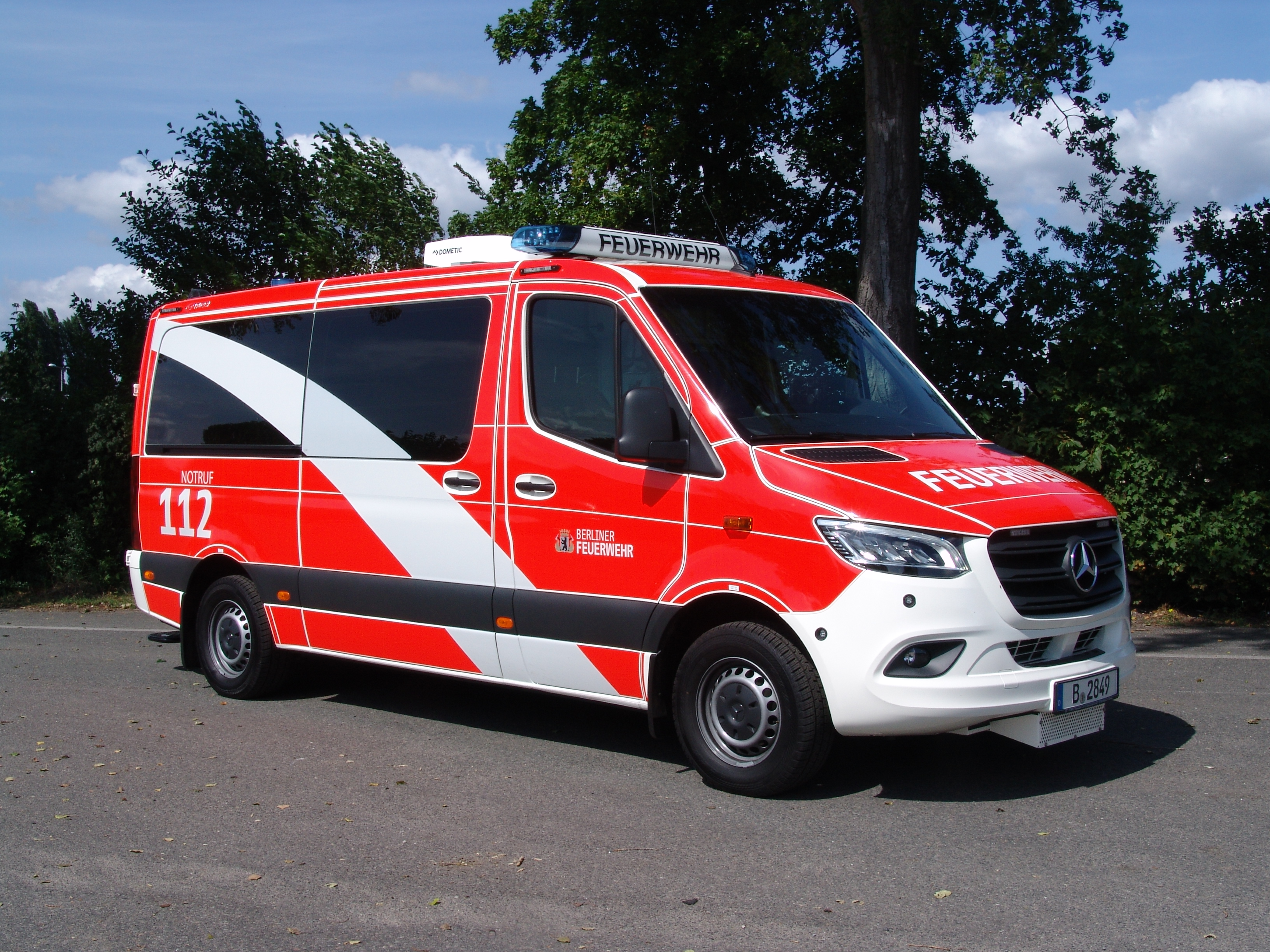 Fernmeldeeinsatzwagen Ansicht schräg vorn Beifahrerseite