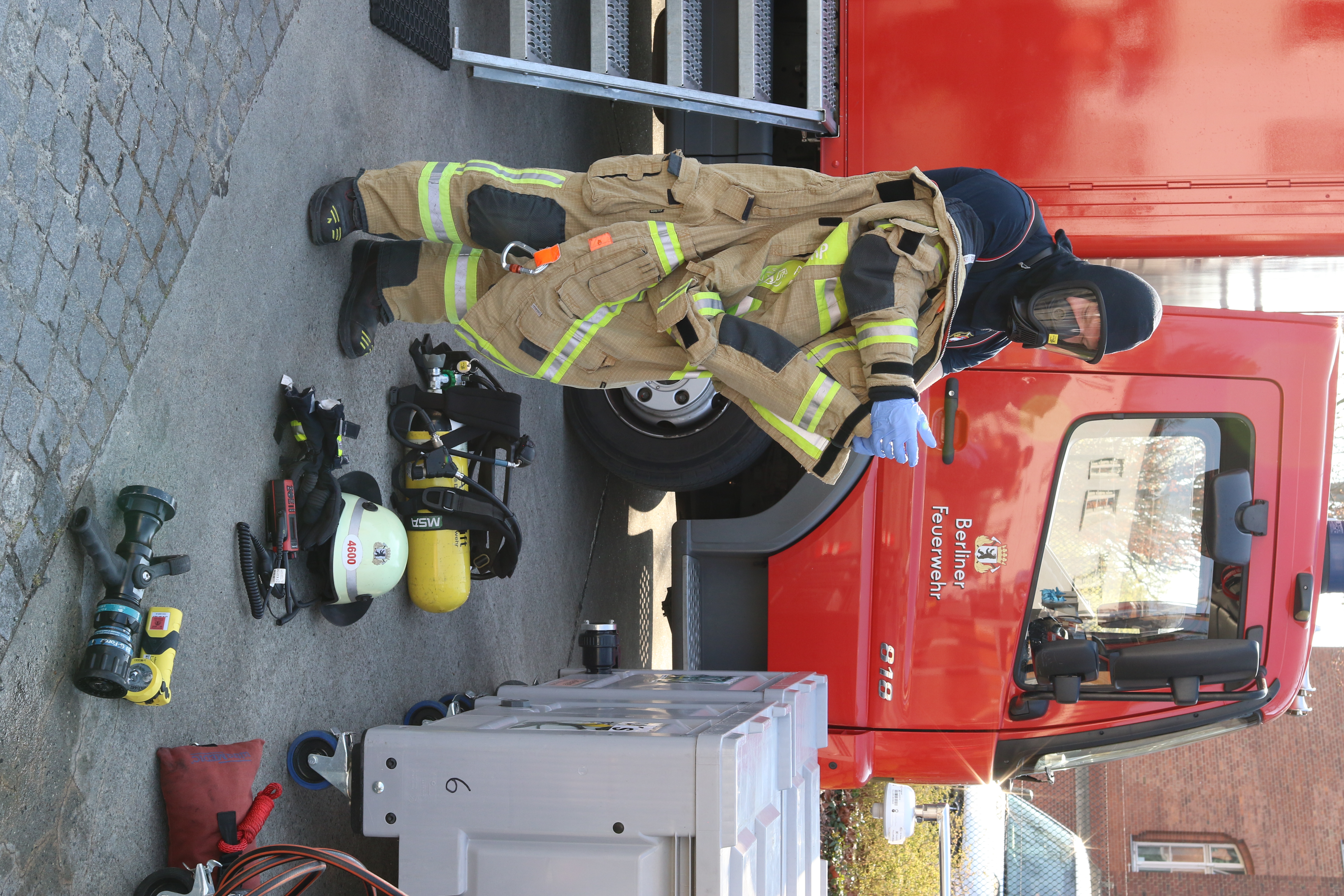 Feuerwehrmann nach dem Einsatz beim Ablegen der Jacke