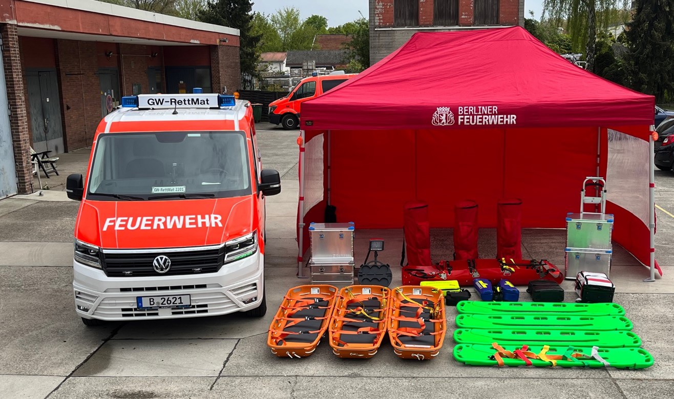 Gerätewagen Rettungsmaterial mit Pavillon und Beladung