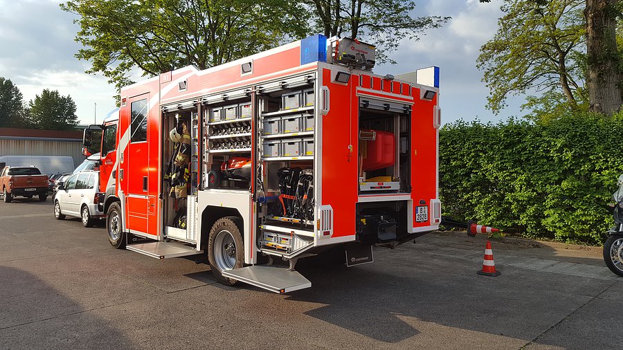 Gerätewagen Wasserrettung schräg hinten Fahrerseite mit offenen Fächern