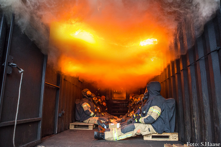 Feuerwehrleute mit Schutzausrüstung in der Rauchgasdurchzündungsanlage