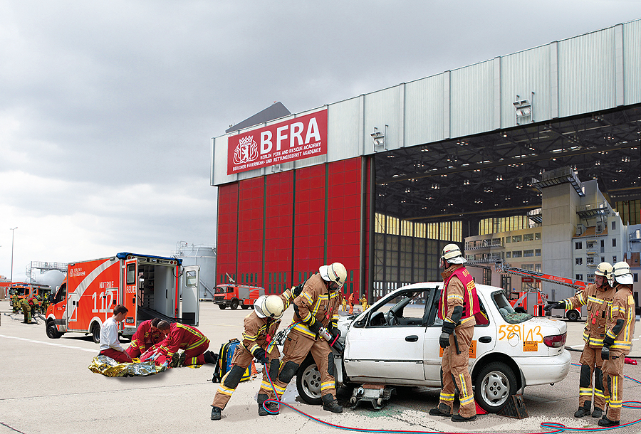 Feuerwehrleute bei einer Übung zur technischen Hilfeleistung.