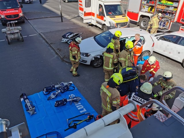 Mit schwerem Gerät wird eine Person in Charlottenburg aus dem Fahrzeug befreit.