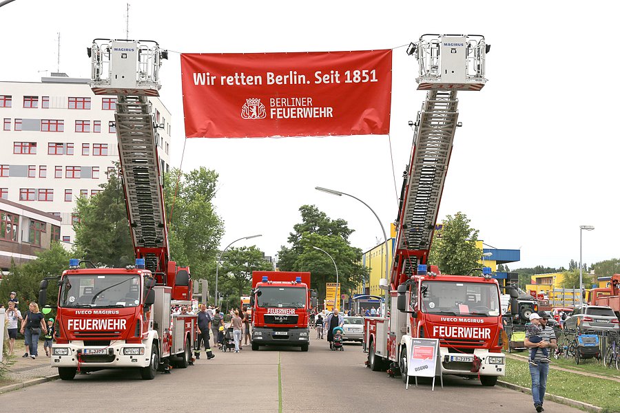 Zwei Drehleitern im Eingangsbereich