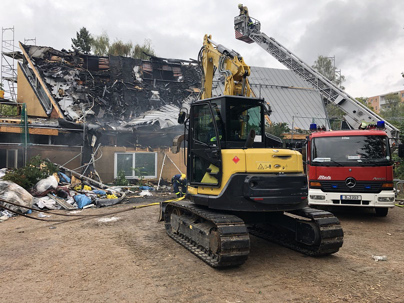 Schweres Gerät zum Öffnen des Daches