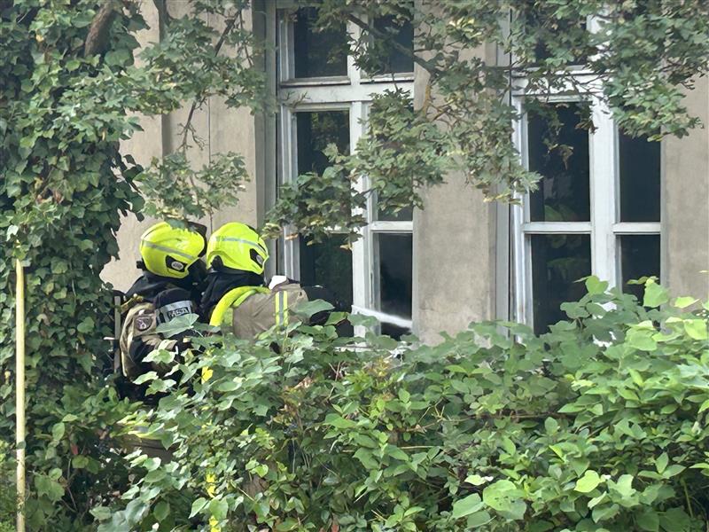 Löschmaßnahmen durch ein Fenster
