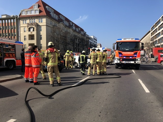 Mit schwerem Gerät wird eine Person in Charlottenburg aus dem Fahrzeug befreit.