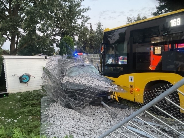 PKW in Zaun eingearbeitet