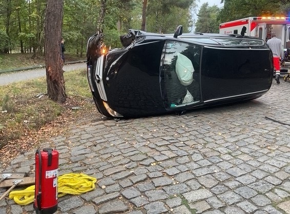 Der umgekippte PKW liegt auf der Straße. 