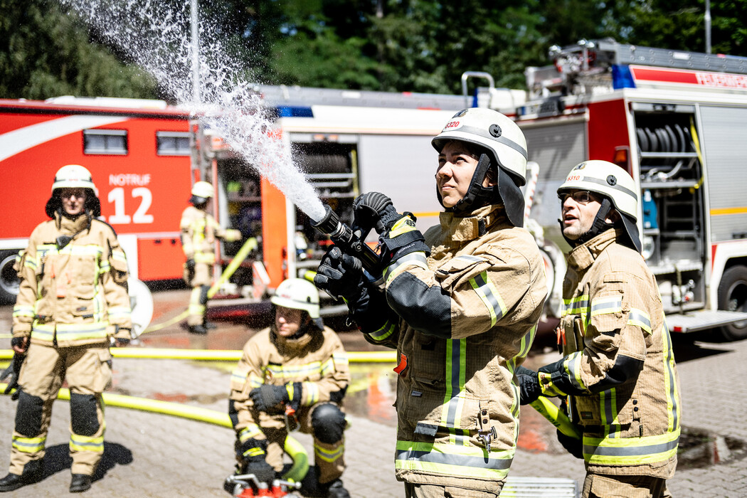 Feuerwehrleute bei der Brandbekämpfung