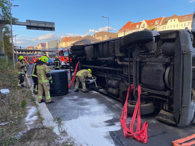 Abstreuen auslaufender Flüssigkeiten und Vorbereitung zur technischen Rettung.