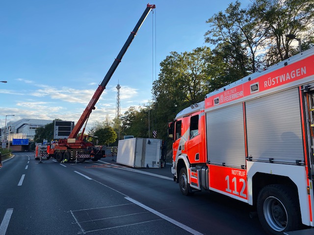 Bergung durch den Rüstwagen und den Feuerwehrkran des Technischen Dienstes.