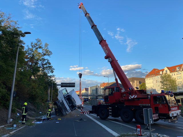 LKW wird durch den Feuerwehrkran aufgerichtet.