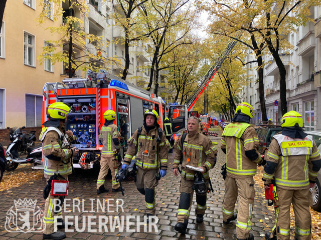 Einsatzleitung bei der Lagebesprechung