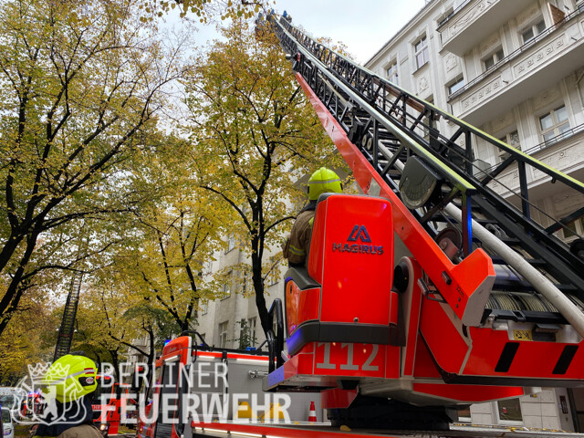 Zwei Drehleitern zur Brandbekämpfung auf der Nogatstraße