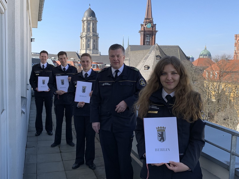 LBD und neue Mitarbeitende mit Urkunde