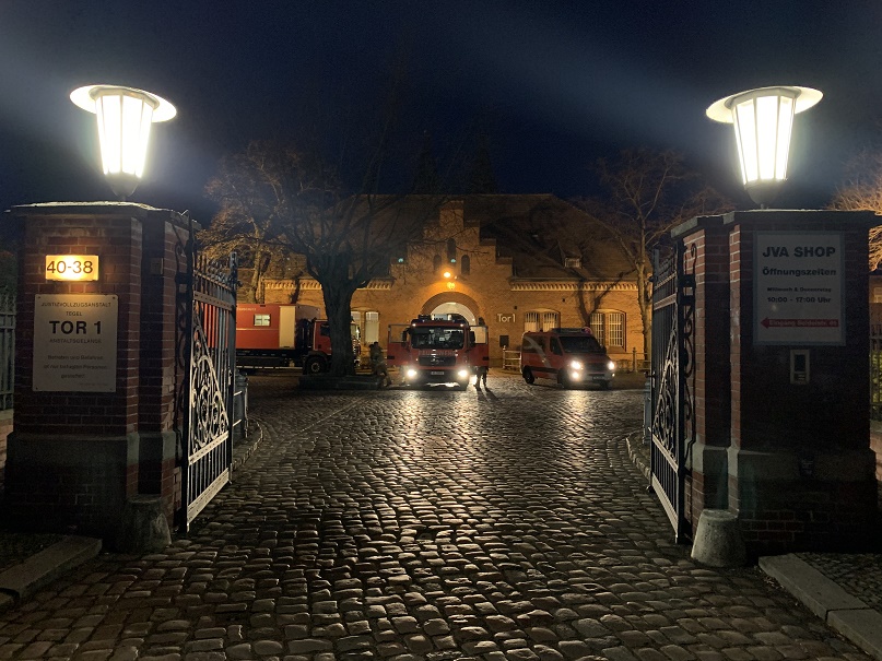 Fahrzeuge der Berliner Feuerwehr auf den Gelände der JVA Tegel