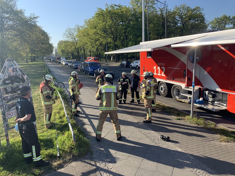 Lagebesprechung vor dem ELW 2