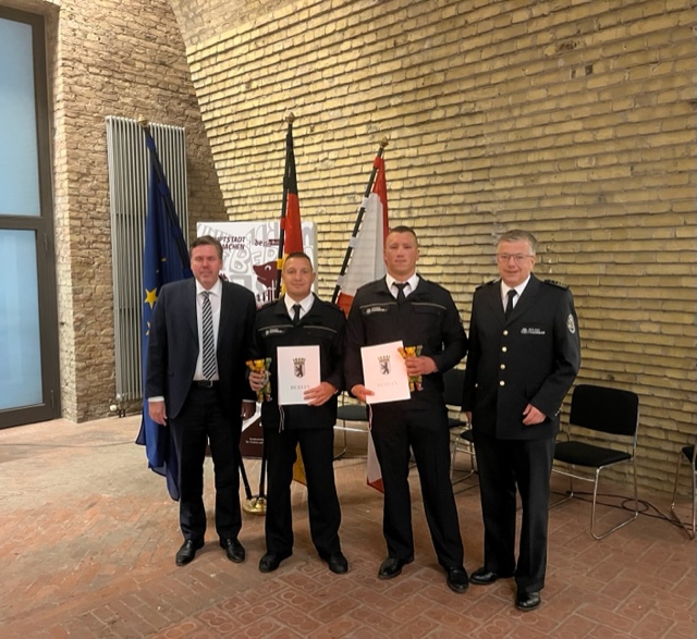 Gruppenbild der ausgezeichneten Feuerwehrsportler mit Landesbranddirektor Dr. Homrighausen und Staatssekretär Herrn Akmann