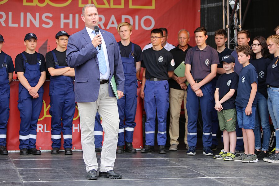 Jugendfeuerwehr auf der Bühne