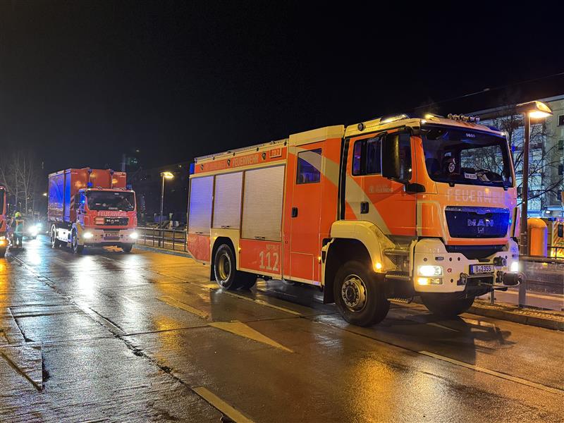 Spezialtechnik des Technischen Dienstes zur Entrauchung der Kellergänge