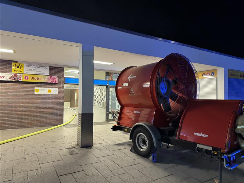 Feuerwehranhänger Ventilator bei der Belüftung des U-Bahnhofes