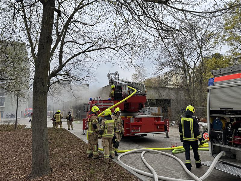 Einsatzkräfte im Rahmen der Brandbekämpfung Einsatzkräfte im Rahmen der Brandbekämpfung