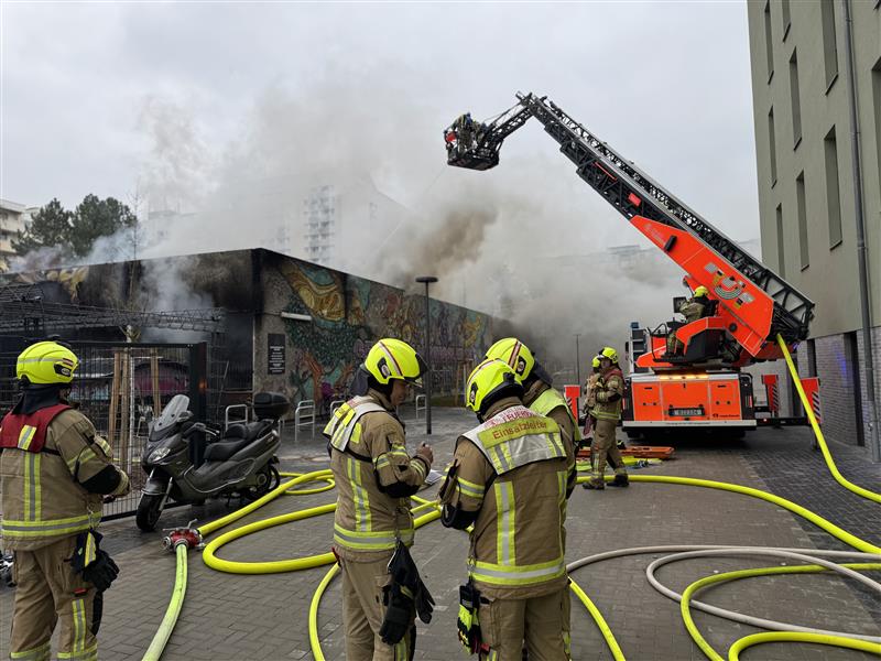 Führungskräftebesprechung vor dem Brandobjekt Führungskräftebesprechung vor dem Brandobjekt