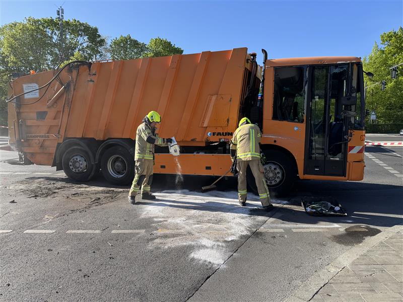 Einsatzkräfte beim Abbinden ausgetretener Betriebsstoffe