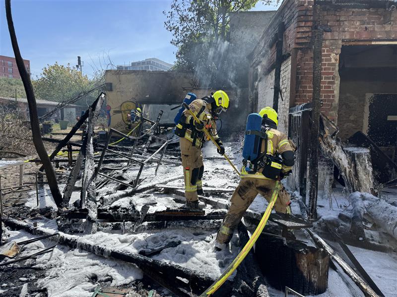 Nachlöscharbeiten am Brandobjekt